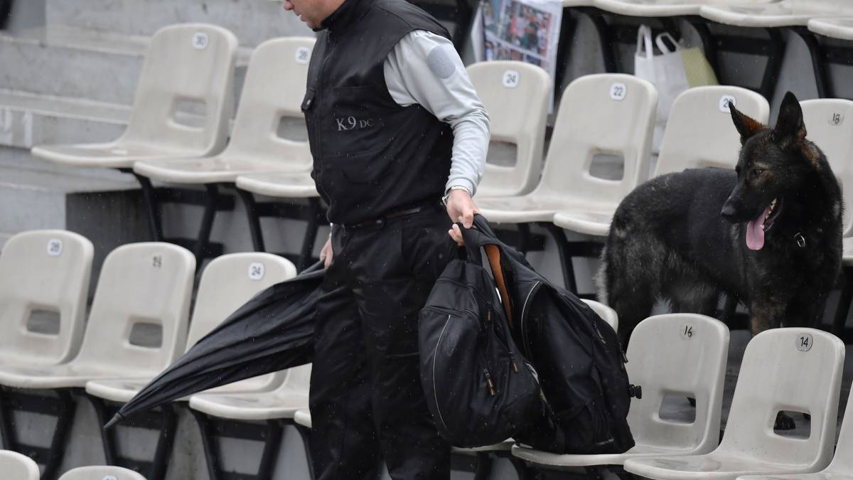 In Paris sind die erhöhten Sicherheitsvorkehrungen allgegenwärtig. Die Regenpause nutzen die Security-Guards, um mit Spürhunden die Courts abzusuchen 