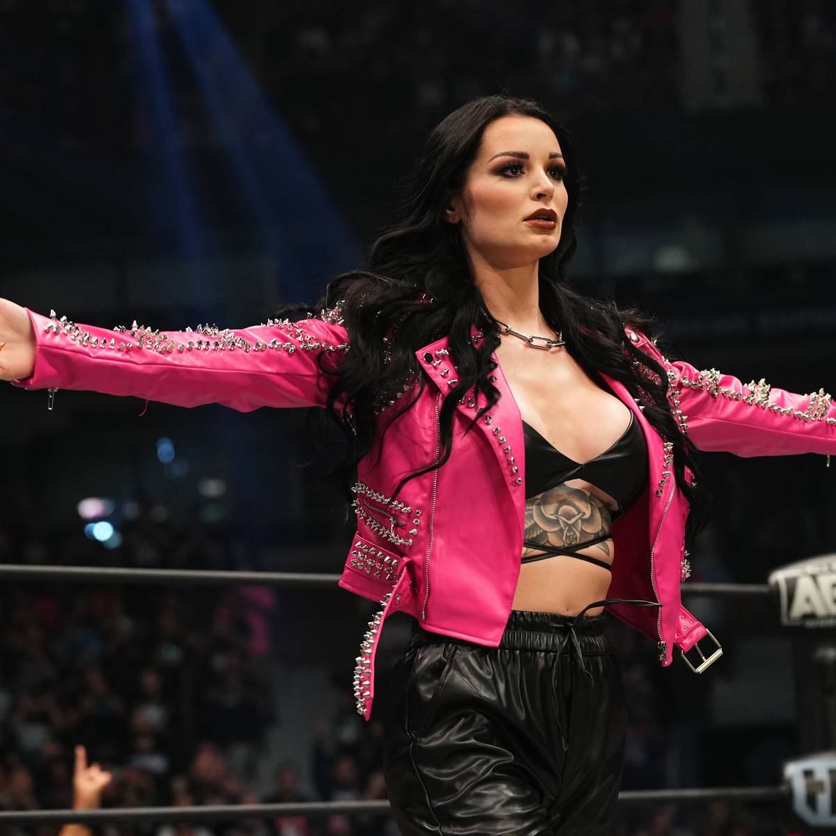 WWE-Rivale AEW holt den bislang größten weiblichen Star: Saraya, die frühere Paige, feiert bei Dynamite: Grand Slam eine umjubelte Premiere - um ihren Status gibt es aber noch Fragezeichen.