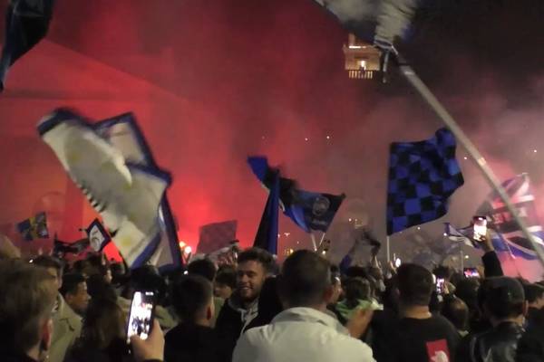 So ausgelassen feiern die Atalanta-Fans den Europa-League-Sieg