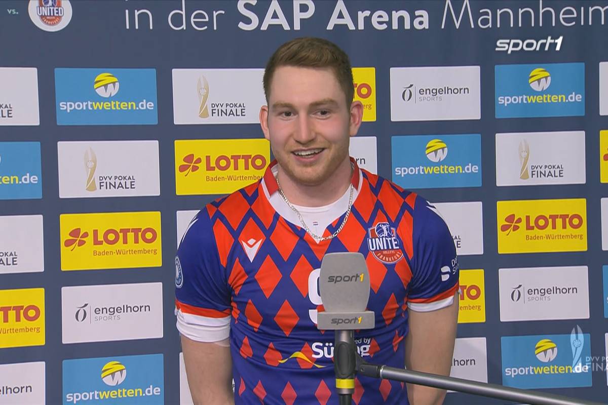 Tim Grozer ist der stolze Matchball-Winner der United Volley. Mit dem Pokalsieg tritt er in die Fußstapfen seines Vaters. 