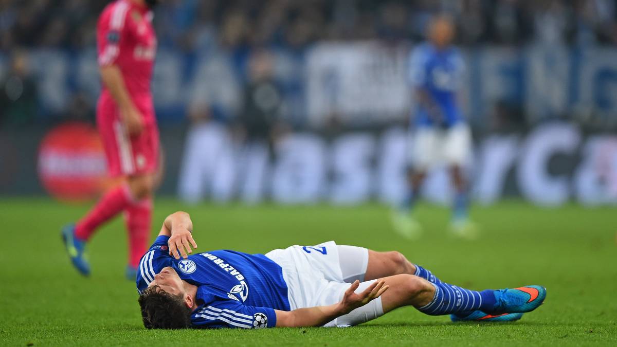 Doch es kommt noch schlimmer für Schalke. Klaas-Jan Huntelaar verletzt sich nach einer halben Stunde bei einem Zweikampf mit Raphael Varane