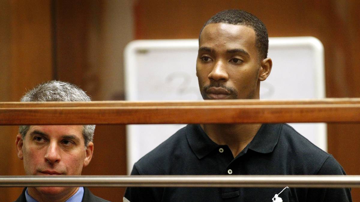 Des Totschlags schuldig bekennt sich im April 2015 der frühere NBA-Profi Javaris Crittenton. Bereits im August 2011 wird er festgenommen, nachdem die vierfache Mutter Jullian Jones durch einen Schuss von Crittenton auf eine andere Person getötet wird. Das Gangmitglied wurde bereits wegen Drogenhandels verhaftet. Ex-Mitspieler Gilbert Arenas hatte einst eine Waffe in seinem Spind, um sich "verteidigen zu können". Crittenton wurde für den Totschlag zu 23 Jahren Haft verurteilt