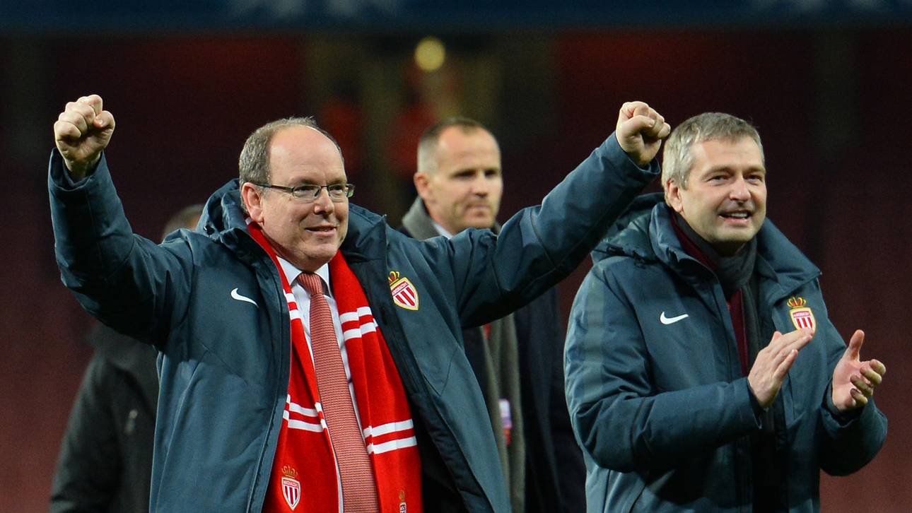 Prinz Albert von Monaco jubelt im Stadion des FC Arsenal