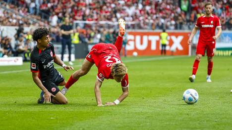 Der SC Freiburg und Eintracht Frankfurt liefern sich ein direktes Duell um das Ticket für die Champions League. Es entwickelt sich ein Spiel mit diversen Wendungen.