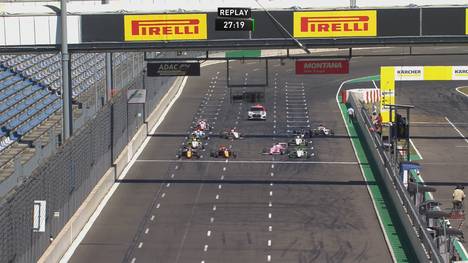 Das kurze rote Licht der Ampel hat beim Start der ADAC Formel 4 für Verwirrung bei den Fahrern gesorgt.