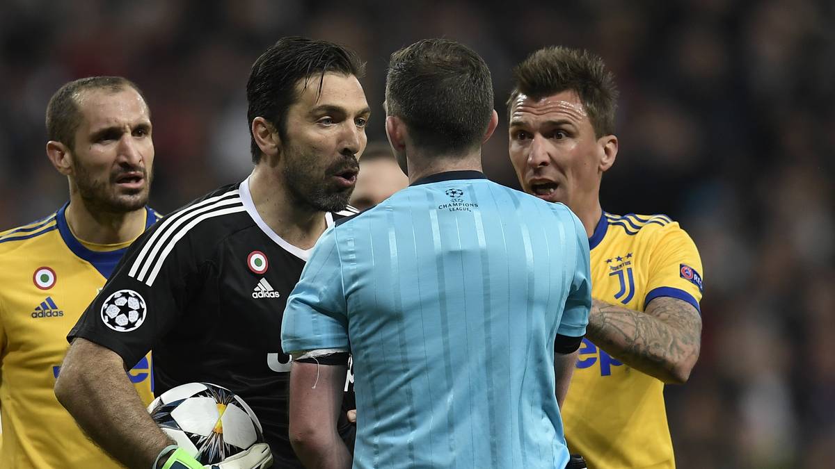 CORRIERE DELLA SERA: "Ein Match wie in einem Film. Juve lebt seinen Traum und schafft drei Tore gegen Real. Doch ein Elfmeter Ronaldos zerstört diesen Traum, während Buffon Rot sieht und so seine Karriere in Europa beendet. Für Juve könnte es nicht schmerzhafter sein. Dabei war alles perfekt: Buffon ist ein Riese, die Abwehr ist unbesiegbar, Pjanic ein fantastischer Regisseur. Doch Ronaldo ist einfach tödlich"