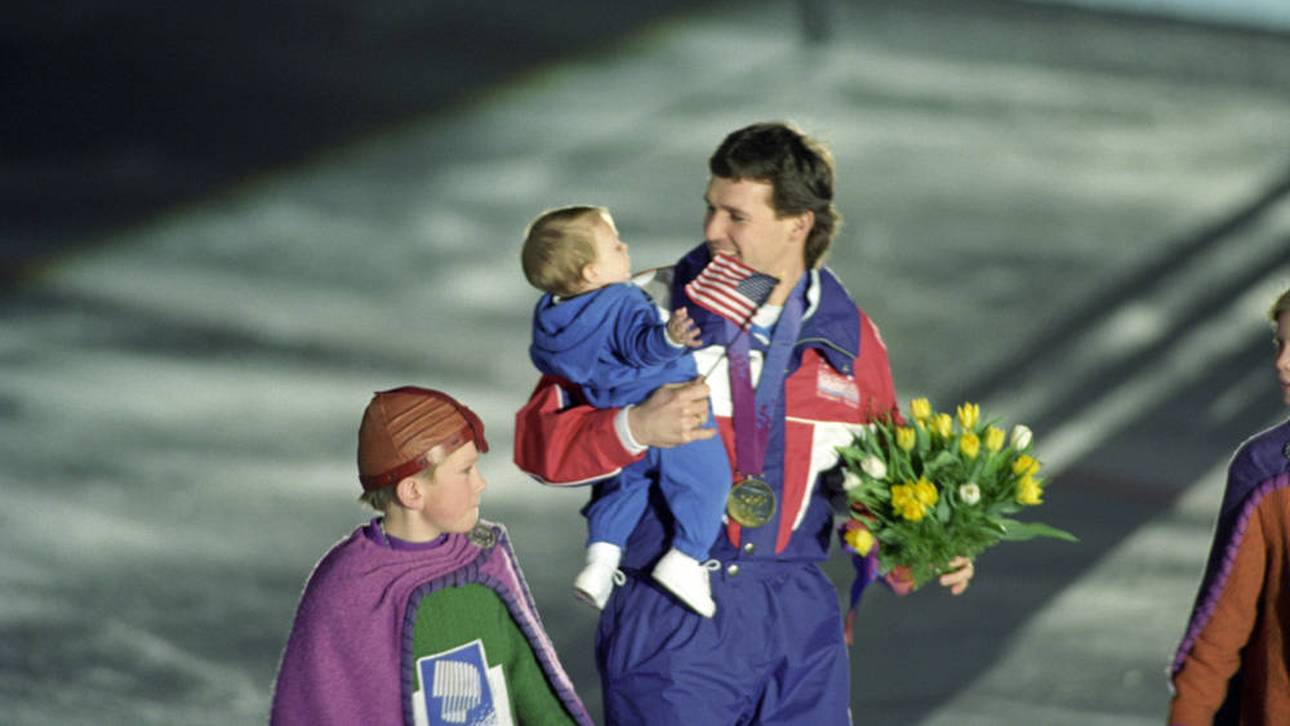 Dan Jansen mit seiner Tochter bei der Siegerehrung