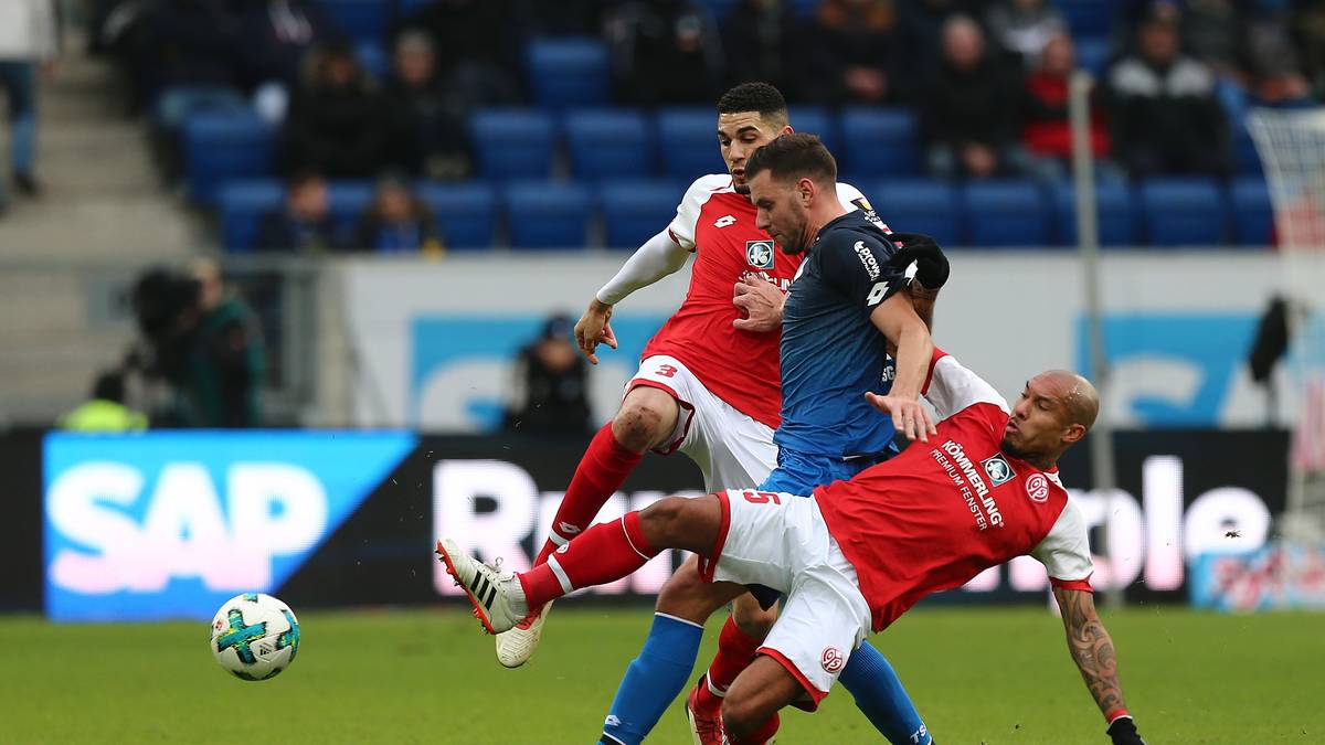 Zwischen der TSG Hoffenheim und dem FSV Mainz 05 geht es von Anfang an in rassigen Zweikämpfen zur Sache