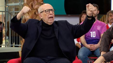 Reiner Calmund präsentiert sich im Doppelpass in Bestform. Die Manager-Legende fackelt ein Sprüche-Feuerwerk ab.