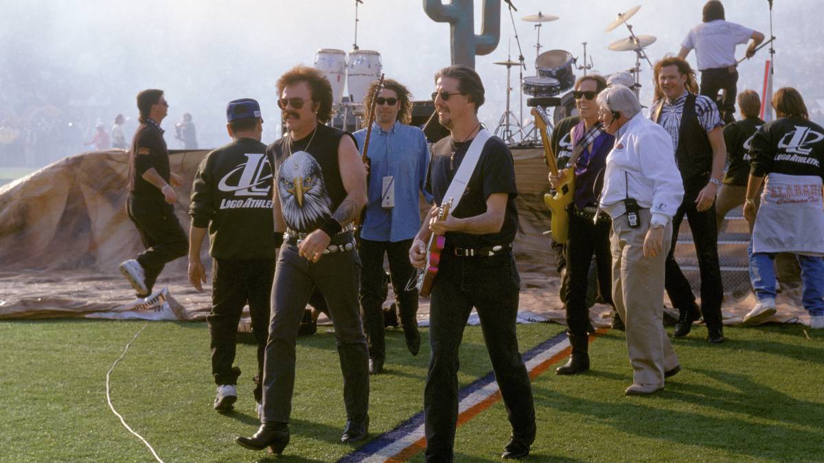 Über alle Mode-Diktate völlig erhaben zeigen sich 1996 die Doobie Brothers in Tempe/Arizona. Man beachte den Kaktus