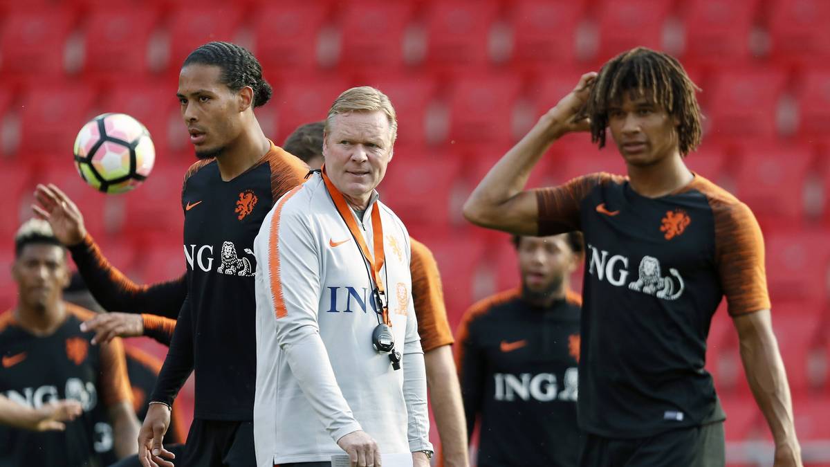 Nathan Aké (r.) und Virgil van Dijk treffen sich regelmäßig im niederländischen Nationalteam