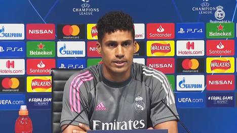 Vor dem entscheidenden Rückspiel im Champions-League-Achtelfinale zwischen Manchester City und Real Madrid erklärt Raphael Varane die Bedeutung von Sergio Ramos für die Königlichen.