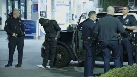 Dennis Schröder berichtet auf YouTube von einer Schocknachricht. Der NBA-Star gerät nach dem Heimspiel der Lakers in eine Polizeikontrolle. 