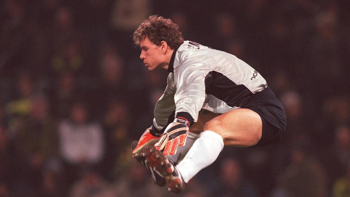 PLATZ 4 - JENS LEHMANN: Warum auch immer es den Torwart im Winter aus dem südlichen Italien zurück nach Deutschland zieht - aber im Januar 1999 schließt sich der ehemalige Schalker ausgerechnet dem BVB an. Umgerechnet vier Millionen Euro kostet das die Dortmunder, mit denen Lehmann Meister wird
