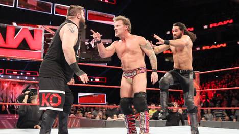Seth Rollins (r.) vertiefte bei WWE Monday Night RAW den Riss zwischen Kevin Owens (l.) und Chris Jericho