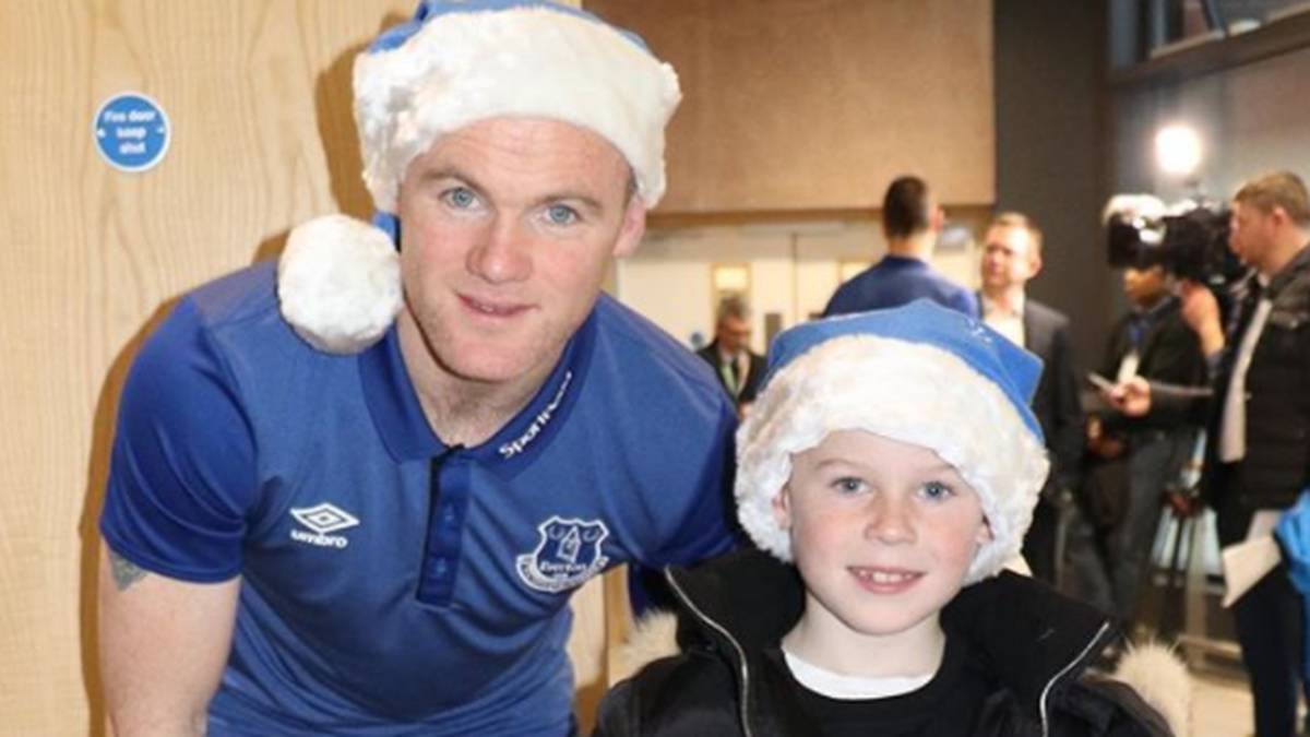 Wayne Rooney und sein Sohn Kai besuchen ein Kinderkrankenhaus in Everton