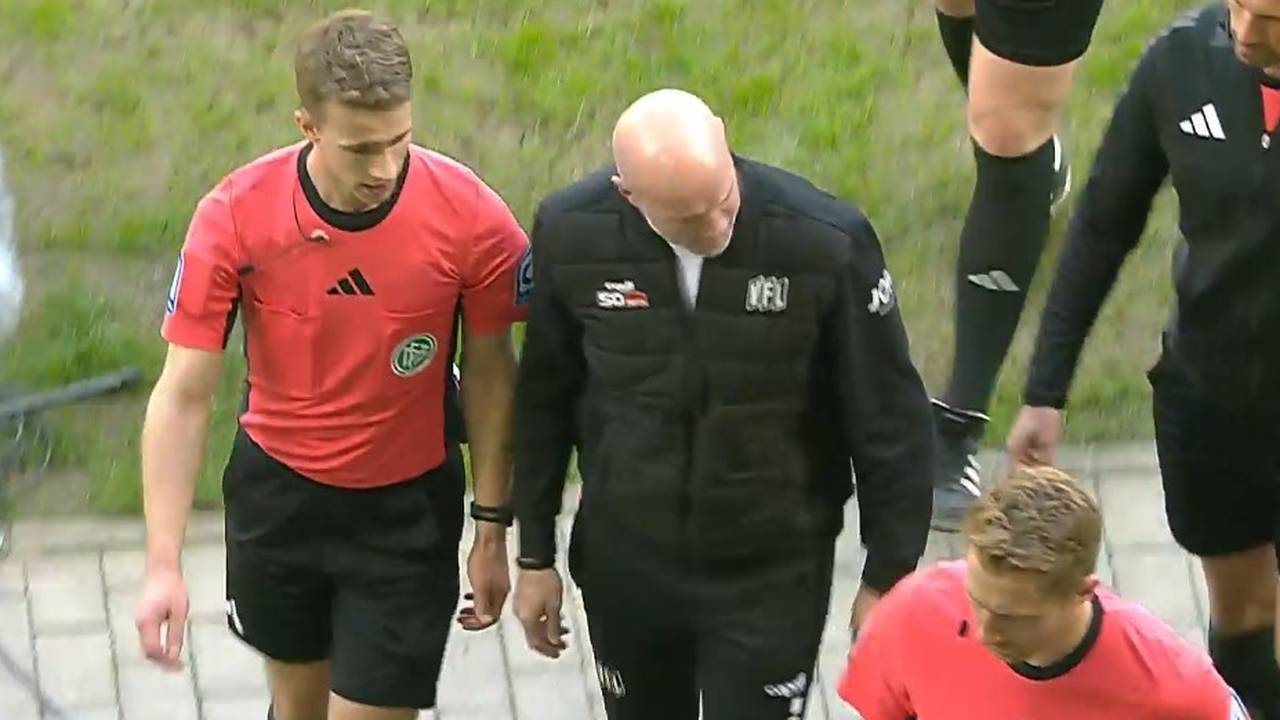 Trainer kassiert Platzverweis in der Halbzeit!