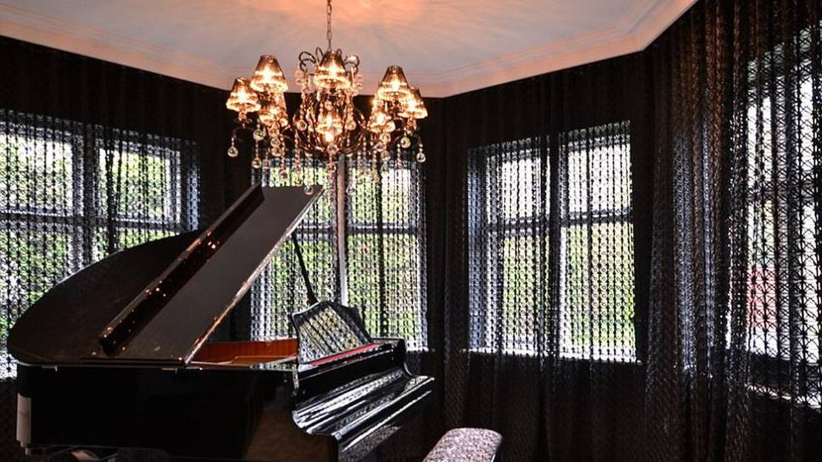 Dieser Edel-Flügel steht auch in Sanchez' neuem Haus. Darauf kann der Chilene an seinen musikalischen Fähigkeiten arbeiten, die er schon im Vorstellungsvideo von United unter Beweis stellte. Dabei spielte er "Glory Glory Man United"