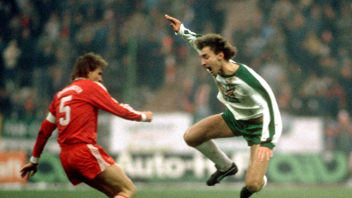 Bremens damaliger Stürmerstar Rudi Völler war im Jahr 1985 einfach zu schnell für Bayerns Abwehr-Ass Klaus Augenthaler, der den Werderaner, der sich im vollem Lauf befindet, rüde stoppt. Völler erleidet einen Adduktorenanriss und muss zweimal operiert werden. Bayern-Manager Uli Hoeneß spricht von einem "normalen Foul". Werder-Trainer Otto Rehhagel glaubt, dass "Jagd" auf seinen Musterschützling gemacht werde. Völler und Augenthaler stehen 1990 
gemeinsam in der deutschen Weltmeister-Elf von Rom