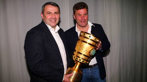 Manager Klaus Allofs und Trainer Dieter Hecking feiern ihren Erfolg im DFB-Pokal