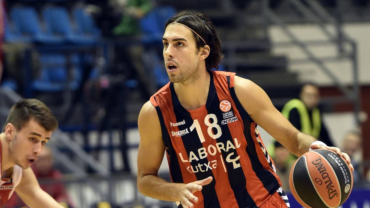 NEW YORK KNICKS: Sasha Vujacickehrt noch einmal in die NBA zurück. Der 31-jährige Slowene erhält einen Einjahresvertrag. Zuletzt spiel Vujacic - der einstige Verlobte von Tennis-Superstar Maria Scharapowa - in Istanbul. In der NBA spielt er zwischen 2004 und 2014 für die L.A. Lakers, New Jersey Nets und L.A. Clippers