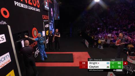 Am 14. Spieltag der Premier League of Darts wird Peter Wirght in Match gegen Jonny Clayton von der Kamera abgelenkt. Nachdem er selbst die Korrektur vornimmt checkt er mit dem ersten Dart danach und zwingt den Waliser in den Decider.