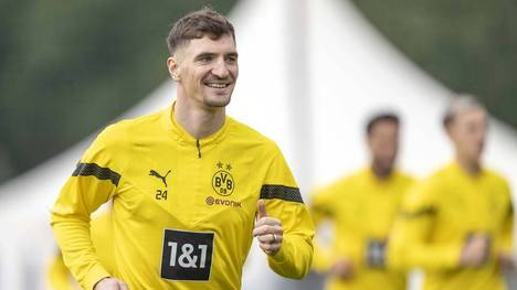 Das Fußball- bzw. Berater-Business ist kein Pappenstiel. Dennoch vertritt sich ein belgischer Nationalspieler bei Borussia Dortmund von nun an selbst, wie der BVB-Star SPORT1 exklusiv erzählt hat.