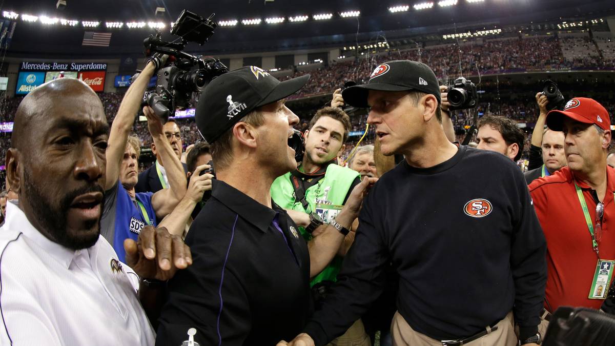 Am Ende kann doch noch Football gespielt werden. Im Duell der beiden Brüder-Cheftrainer John (l., Ravens) und Jim Harbaugh (r., 49ers) können sich die Ravens dank Super-Bowl-MVP Joe Flacco in einem dramatischen Spiel gegen den späten Comebackversuch von Colin Kaepernick und Co. behaupten und gewinnen ihren zweiten Super Bowl nach 2001