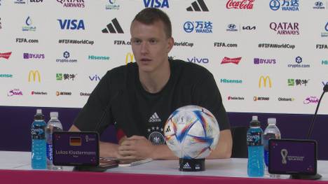 Lukas Klostermann, der im Spiel gegen Spanien hinter Leroy Sané auf der rechten Außenbahn verteidigte, findet lobende Worte für seinen DFB-Teamkollegen. Er selbst wurde bei der Pressekonferenz von Hansi Flick als "gute Option" für das Costa-Rica-Spiel bezeichnet. 