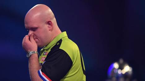 LONDON, ENGLAND - DECEMBER 31:  Michael Van Gerwen looks dejected during the Final of the 2020 William Hill World Darts Championship between Peter Wright and Michael Van Gerwen at Alexandra Palace on December 31, 2019 in London, England. (Photo by Alex Davidson/Getty Images)