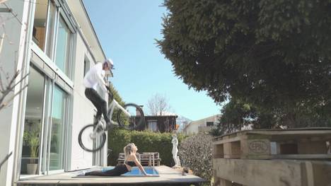 Der Mountainbike-Fahrer Fabio Wibmer begeistert aktuell mit einer spektakulären Performance. In seinem "Home Office" zeigt der junge Österreicher, wie viel Kreativität in ihm steckt.