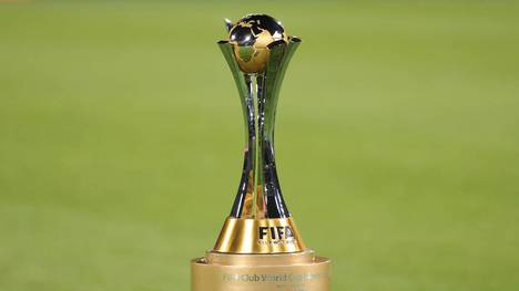 Schon bei der Anreise des FC Bayern München zur Klub-WM kommt es zu Problemen. Ist dieser Wettbewerb - gerade zu Corona-Zeiten - grober Unfug?