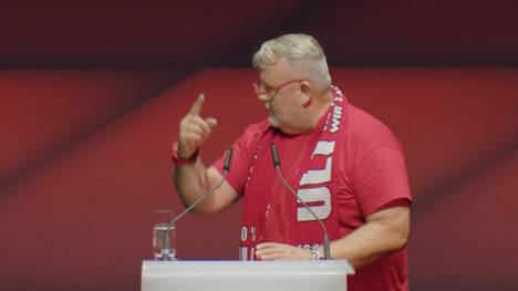 Auf der JHV bringt ein Bayern-Fan neue Ideen für die Allianz Arena ins Spiel und verteidigt Trainer Thomas Tuchel vehement.