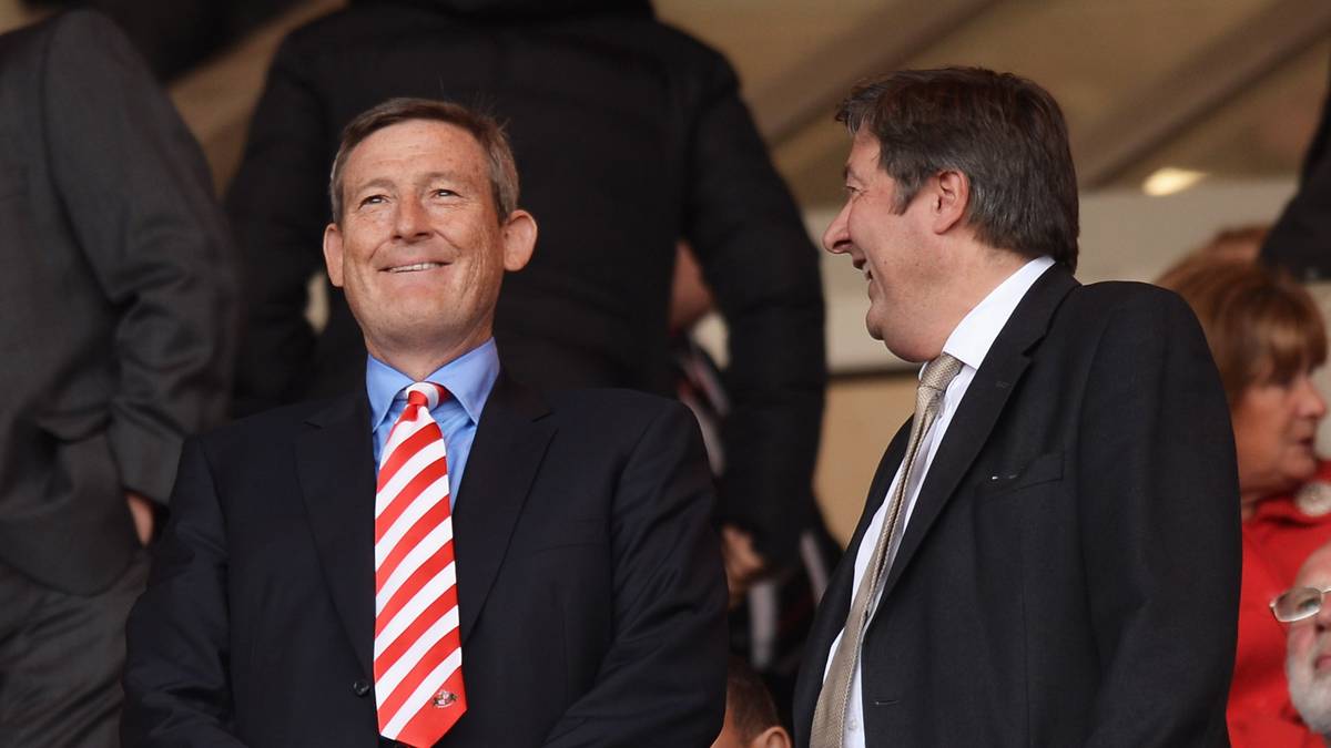 PLATZ 7: FC SUNDERLAND - IMMOBILIENMOGUL: 2009 kaufte sich der US-amerikanische Immobilienmogul Ellis Short den AFC Sunderland. Im Fußball war Short, der mit der früheren Tennisspielerin Eve Zimmerman verheiratet ist, bis dahin nicht weiter aufgefallen. Dennoch machte sich der 3,2 Milliarden Euro schwere Eigentümer 2010 auch zum Vorstandsvorsitzenden und feuerte in der Folge munter Trainer um Trainer. Sportlicher Erfolg blieb aber eher aus – im Gegenteil in den letzten Jahren fiel Sunderland in der Tabelle immer weiter zurück. Mittlerweile murren auch die Fans. Sie fordern: Short soll endlich seine Schatulle öffnen und Stars holen