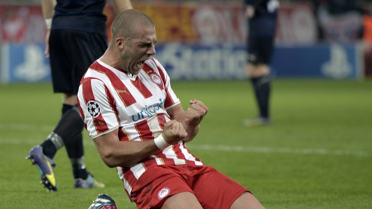 BAYER LEVERKUSEN: Die Werkself ist angeblich an einer Verpflichtung von Pajtim Kasami interessiert. Der 23 Jahre alte Mittelfeldspieler von Olympiakos Piräus habe nach Angaben des italienischen Journalisten Gianluca Di Marzio bereits mit Bayer verhandelt – aber erste Wahl sind die Leverkusener offenbar nicht