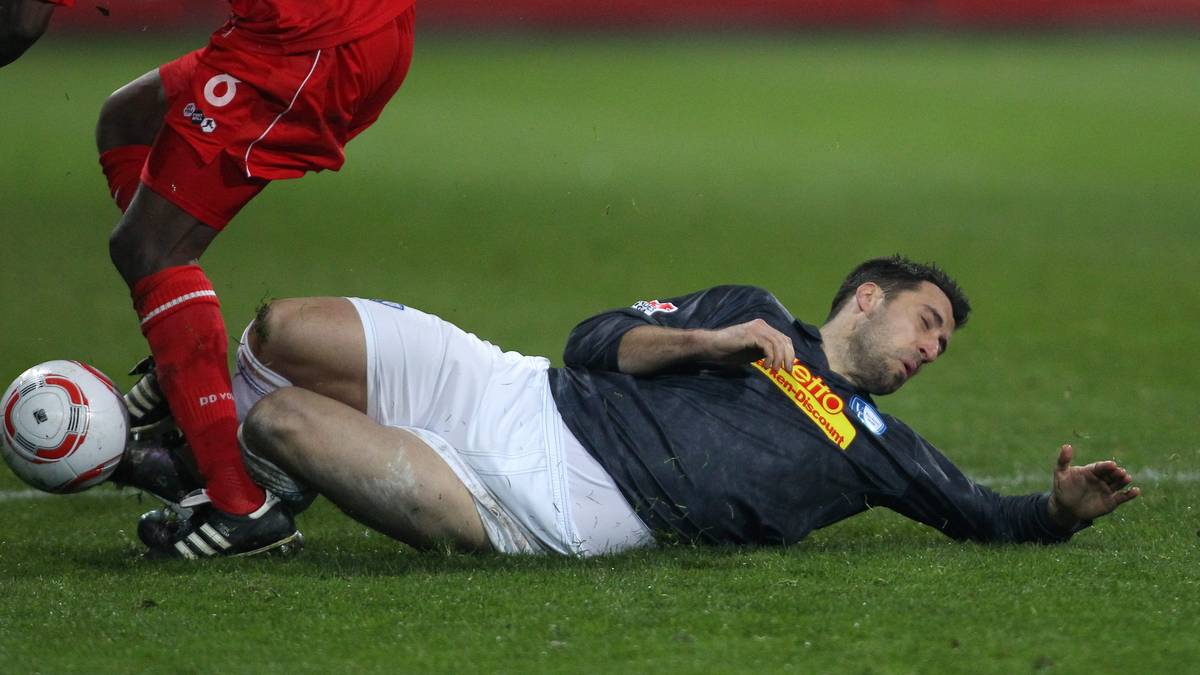 Auch die 2. Bundesliga ist nicht frei von unschönen Szenen. 2010 rauschen der Cottbuser Macchambes Younga-Mouhani und Bochums Matias Concha in vollem Tempo aufeinander zu. Für einen von beiden hat der Crash schwerwiegende Folgen: Conchas rechter Unterschenkelknochen bricht