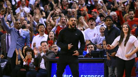 Rapper Drake (m.) ist ein großer Fan der Toronto Raptors