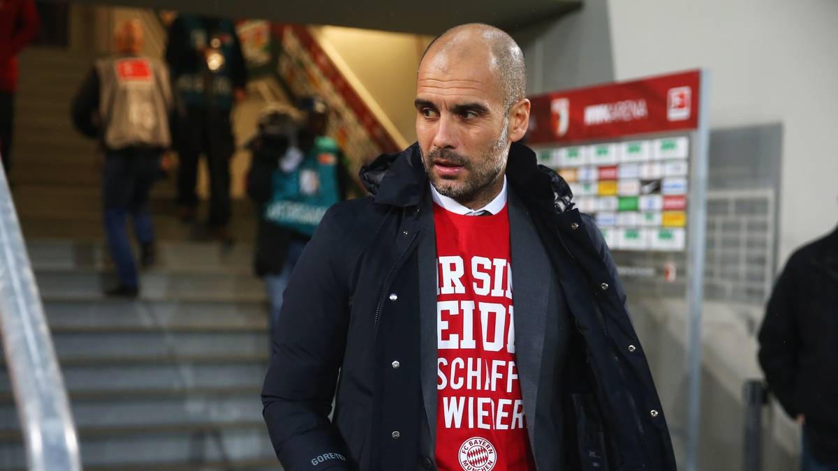 Trainer Pep Guardiola zieht ebenfalls mit. Und während seine Spieler das Shirt zum Anpfiff wieder ablegen müssen...