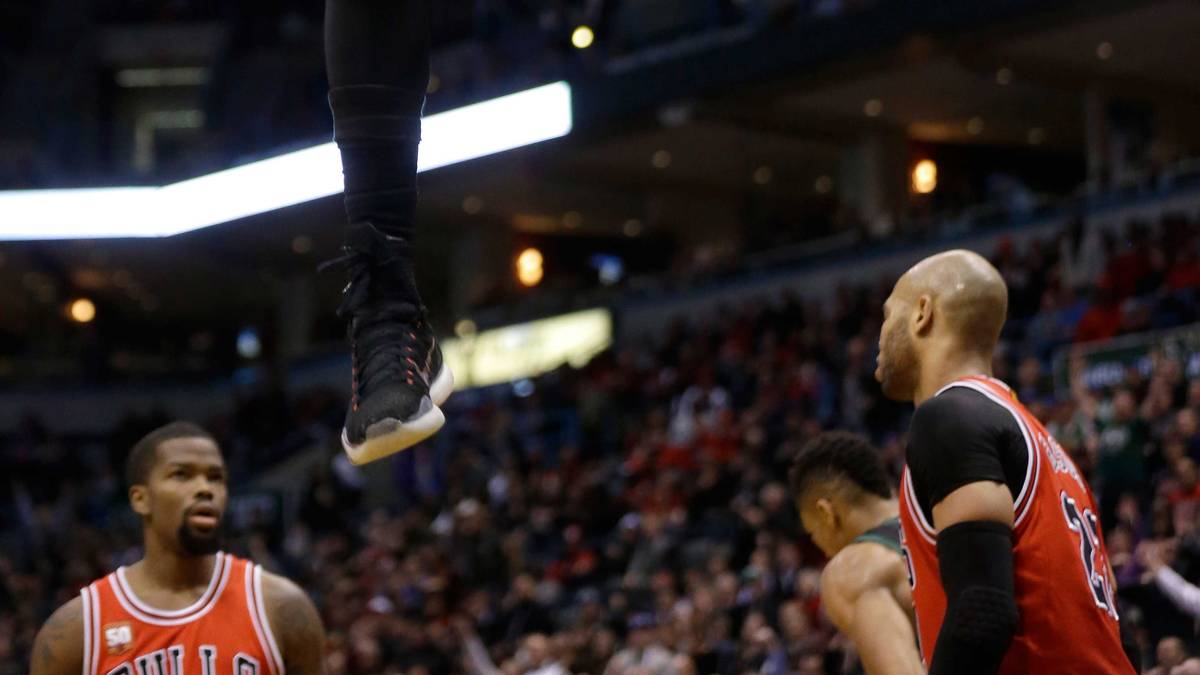 Michael Carter-Williams benutzt derweil den Korb in Milwaukee als Kletterspielplatz. Die Bucks setzen den Chicago Bulls mächtig zu