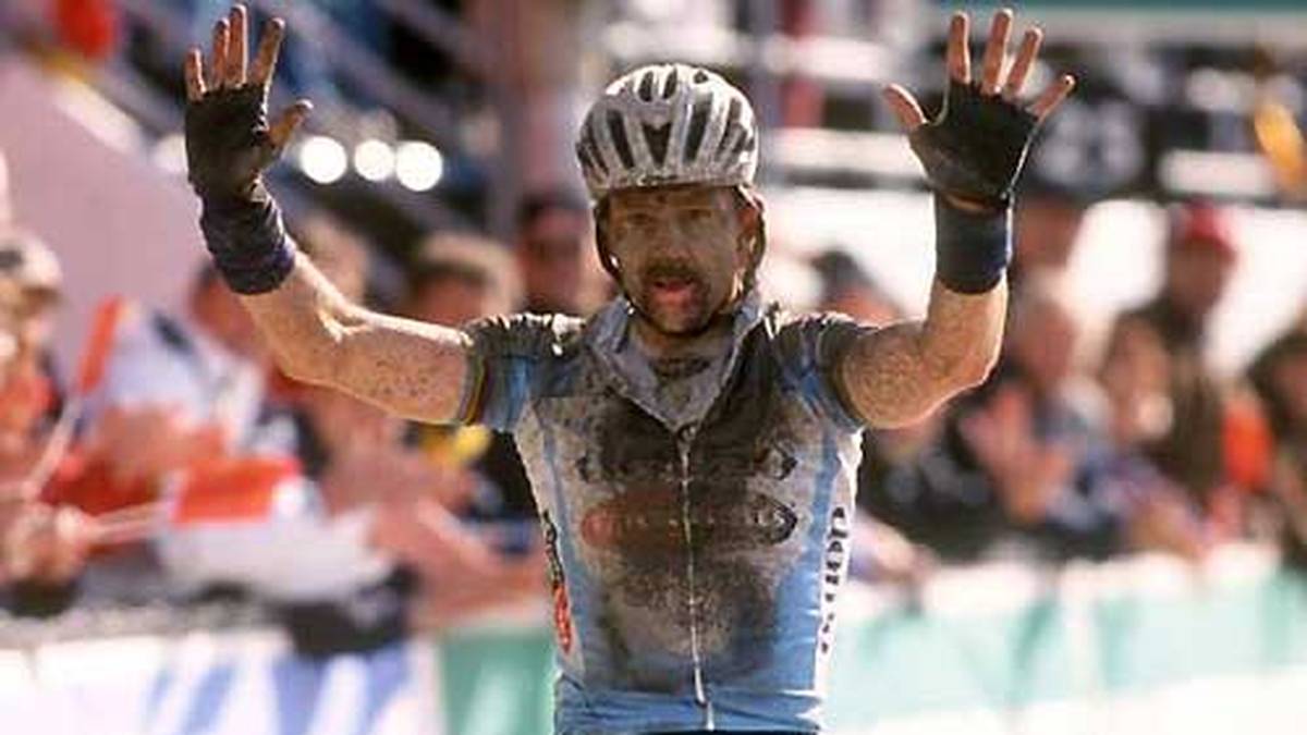 Auch sein Name ist unzertrennlich mit Paris-Roubaix verbunden: Johan Museeuw gewinnt den Klassiker drei Mal. 1998 bricht er sich im Wald von Arenberg die Kniescheibe und verliert fast das Bein. 2004 wird Museeuw wegen Dopings für zwei Jahre gesperrt