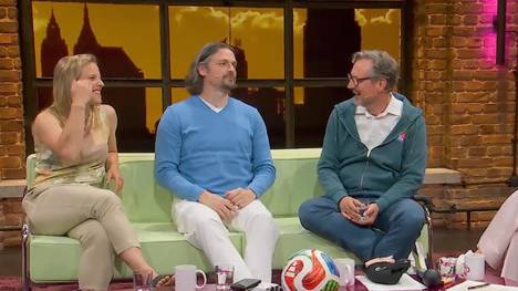 Der deutsche Arzt und Fernsehmoderator Eckart von Hirschhausen spricht beim MagentaTV-Format "Breakfast Club" über die Auswirkungen von Hitze auf den menschlichen Körper. Dabei zieht er einen interessanten Vergleich zur ikonischen Mittelfinger-Geste von SPORT1-Experte Stefan Effenberg.