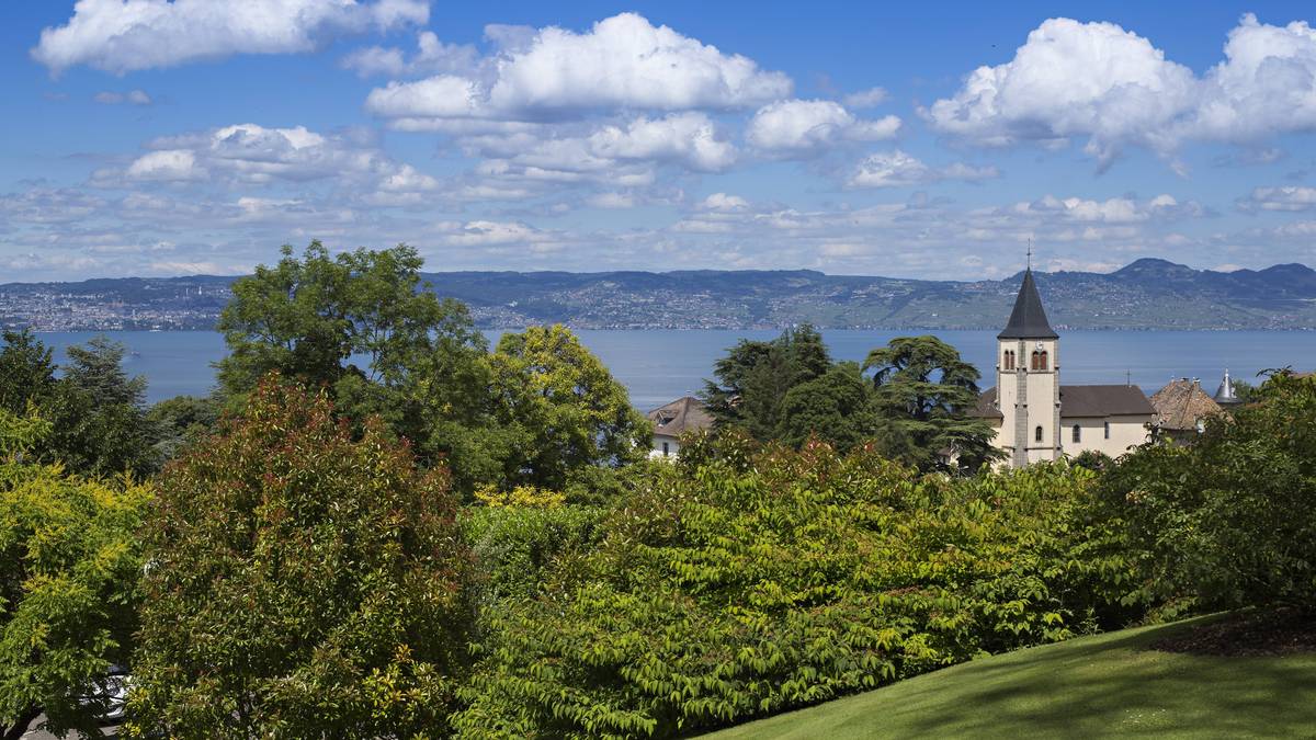 Das Hotel liegt in einem  rund 27 Fußballfeldern großen Park 125 Meter oberhalb des Genfer Sees
