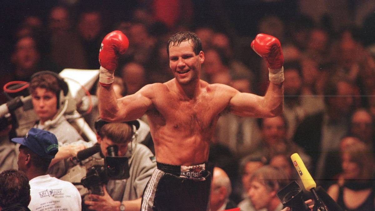 1993: HENRY MASKE (IBF-Halbschwergewicht) - nach einem Punktsieg über Charles Williams darf sich Maske 1993 erstmalig Weltmeister nennen. Nach zehn erfolgreichen Titelverteidigungen setzt es drei Jahre später im Vereinigungskampf gegen Virgil Hill eine Pleite
