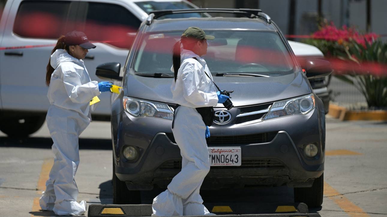 Einsatzkräfte durchsuchen den SUV in Tijuana