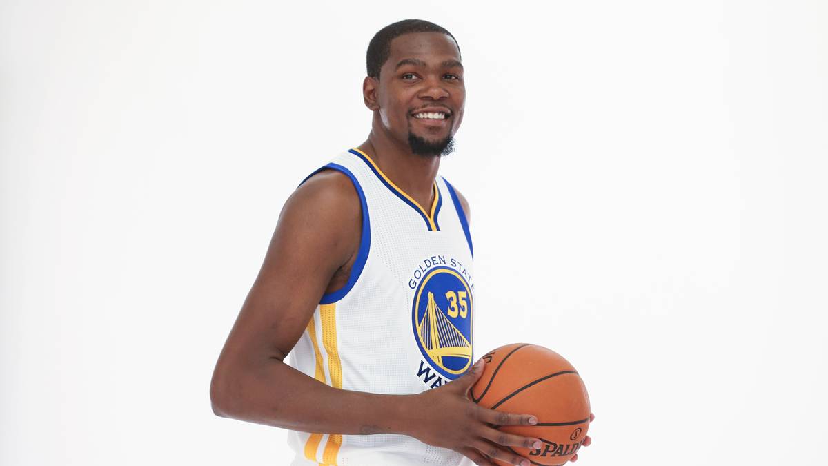 Golden State spielte eine Rekord-Saison, die Titellust ist nach der bitteren Finalniederlage gegen Cleveland wieder gestiegen. Achja, und dann kommt noch ein gewisser Kevin Durant dazu. Auch wenn der Abgang von Andrew Bogut und den fünf weiteren Champions von 2014 (Barnes, Speights, Barbosa, Rush, Ezeli) schmerzt - die Warriors sind der absolute Topfavorit auf den NBA-Titel