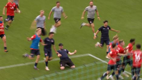 Die SpVgg Unterhaching sorgt für die nächste dicke Überraschung im DFB-Pokal. Der Drittliga-Aufsteiger wirft Bundesligist FC Augsburg aus dem Wettbewerb.