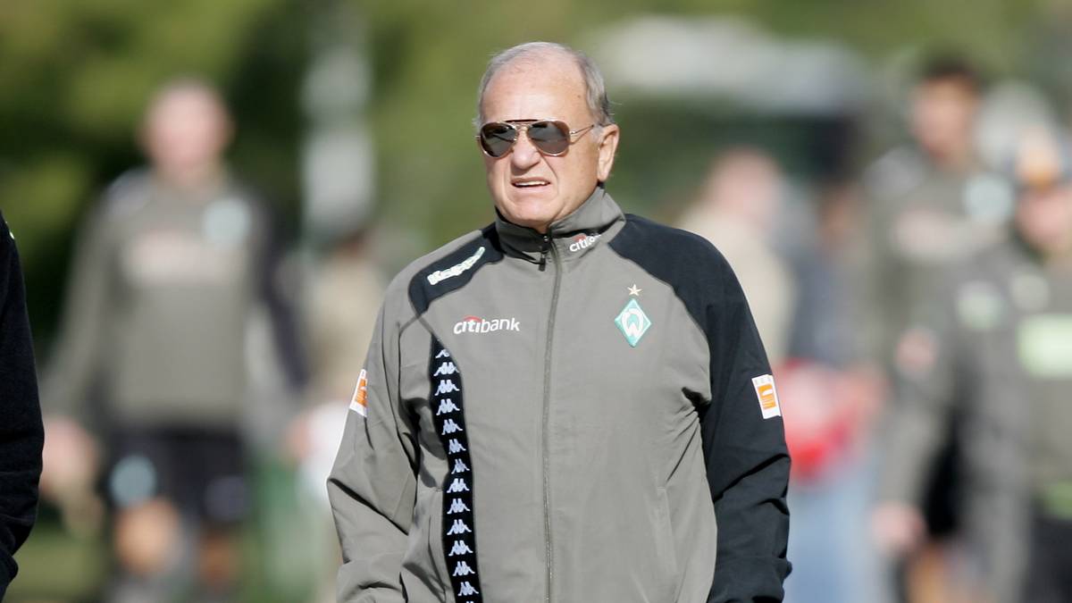 Während einer Geschäftsreise in Südamerika stattet er Pizarros Verein Alianza Lima einen Besuch beim Geheim-Training ab, klettert durch einen Zaun hindurch und ergattert einen sicheren Späher-Platz auf der Tribüne, wie er 2018 bei "Mein Werder" erzählt: "60 Prozent der Tore im Training hat Claudio geschossen“