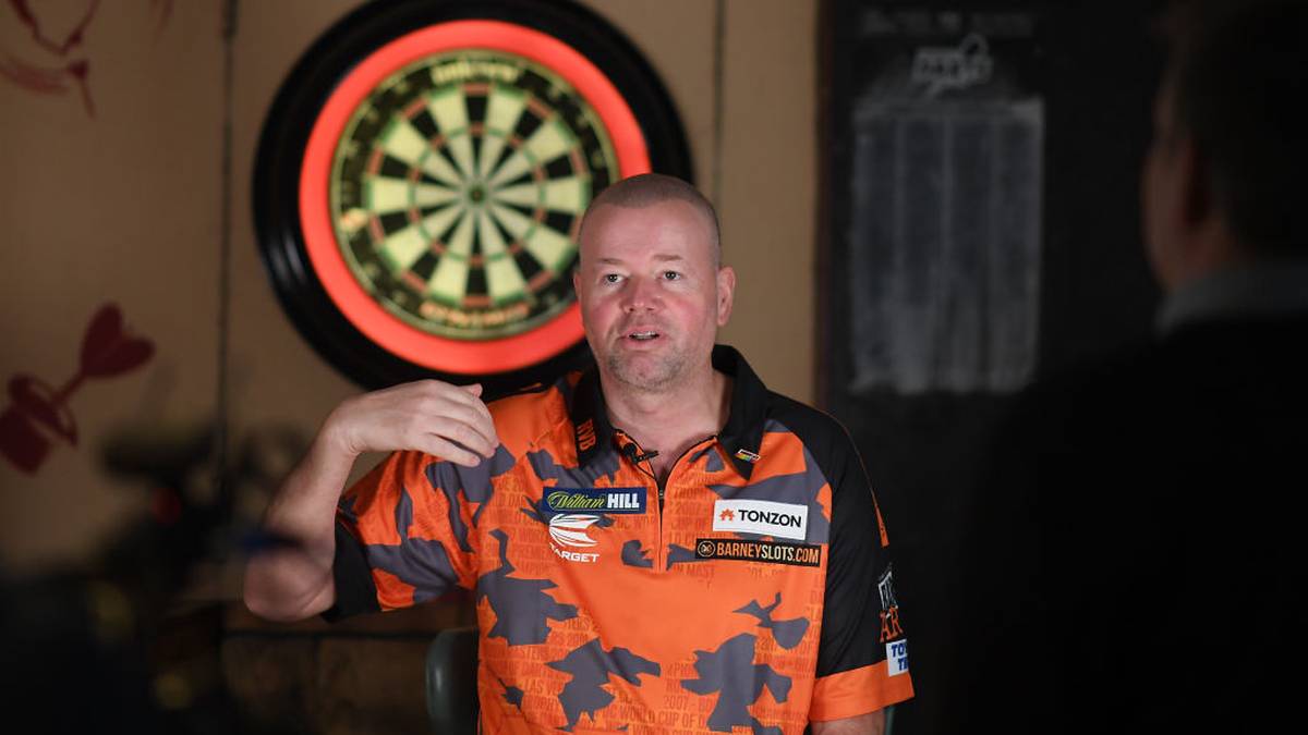 RAYMOND VAN BARNEVELD vs. Darin Young (14.12.): Der Publikumsliebling aus den Niederlanden beendet nach der WM im Alter von 52 Jahren seine große Karriere. Mit einer Erstrunden-Niederlage gegen den US-Amerikaner Darin Young will "Barney" sicherlich nicht abtreten