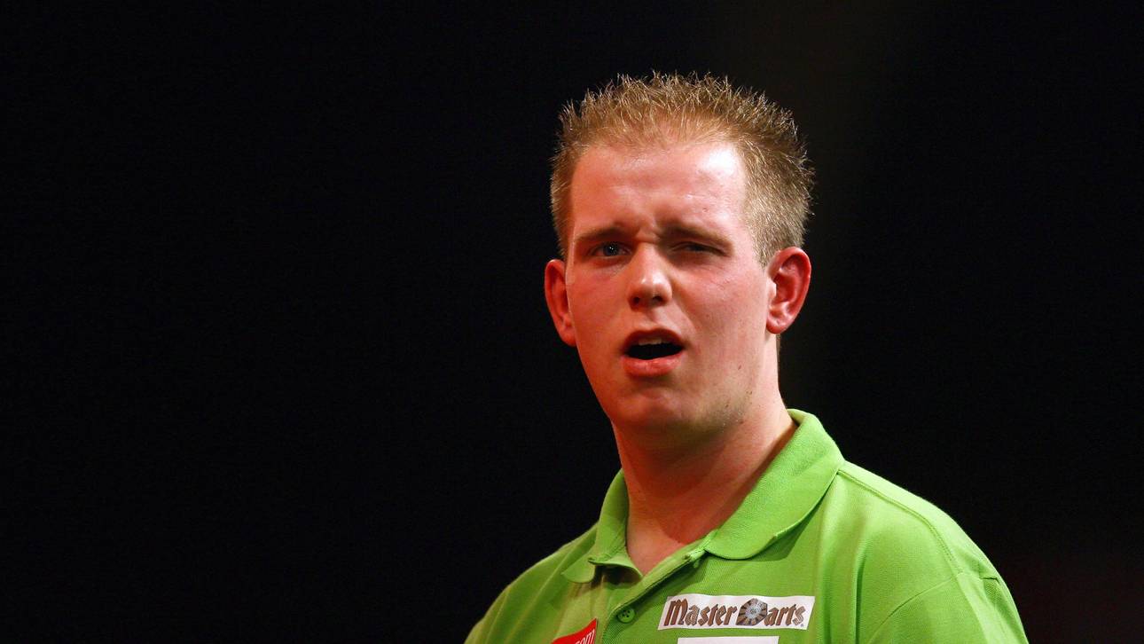 Bei der PDC WM 2008 hatte Michael van Gerwen - damals noch mit Haaren - Matchdart gegen Phil Taylor