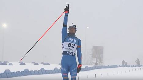 Tommaso Giacomel gewinnt den Sprint beim Weltcup in Deutschland - und gedenkt danach seinem verstorbenen Freund und Kollegen Sivert Bakken. Ein Deutscher belegt Platz 2.